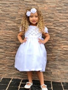 Confira nesse post dicas e modelos de vestidos de formatura infantil branco para a sua filha usar nesse evento acadêmico tão importante.